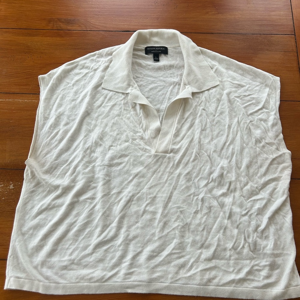 Sleeveless collar sweater
Preloved